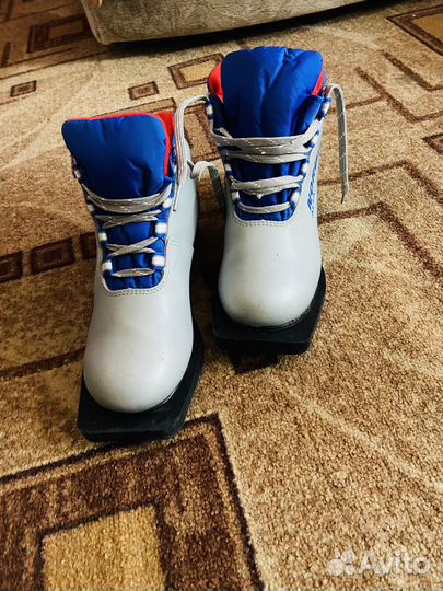 Лыжные ботинки вместе с лыжами