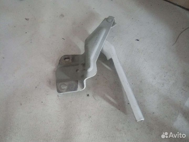 Петля капота volkswagen jetta 6