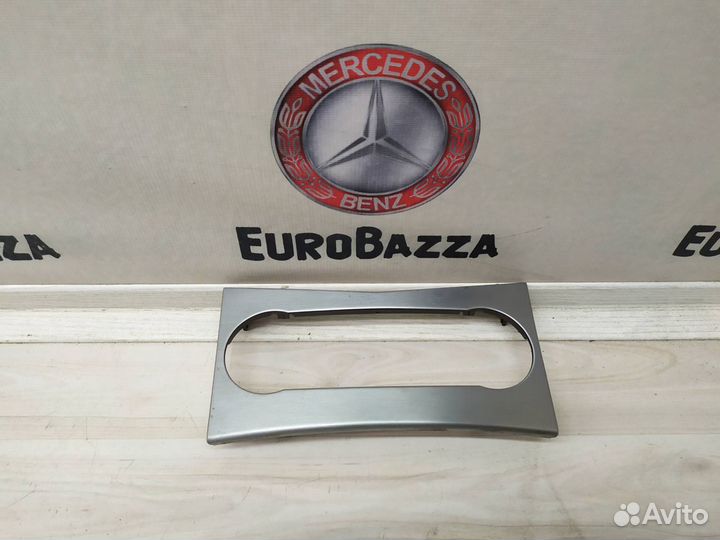 Накладка центральной консоли Mercedes W204