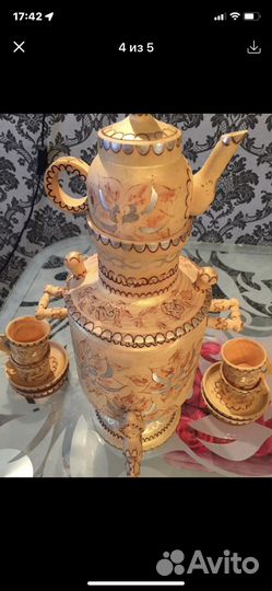 Самовар и чайник с чашками