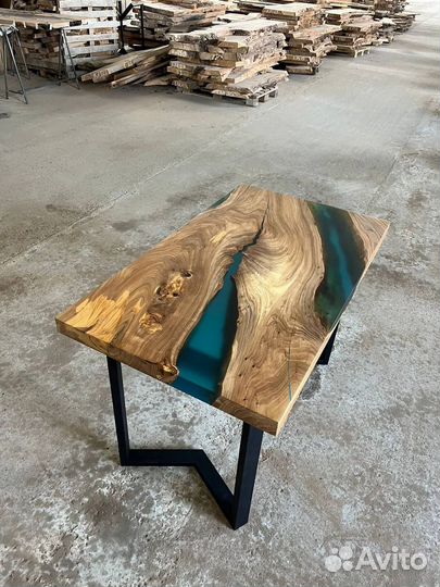 Стол из эпоксидной смолы река