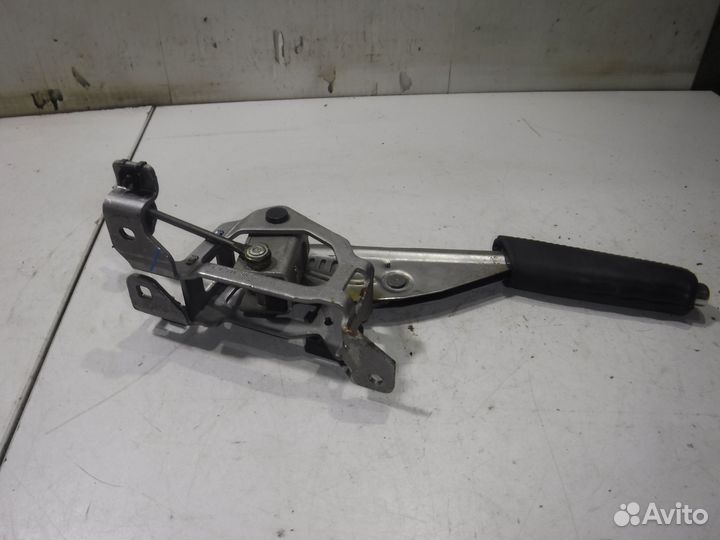 Рычаг стояночного тормоза Skoda Yeti