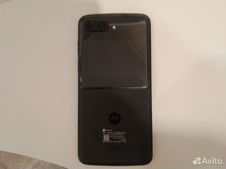 Продам смартфон-раскладушка Motorola razr 2022