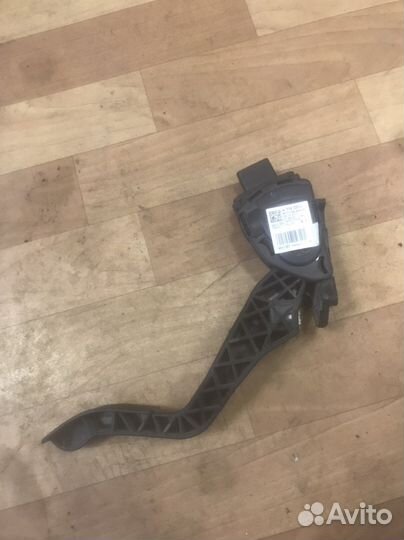 Peugeot 308 педаль газа