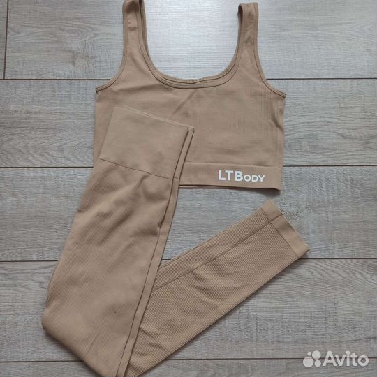 Спортивный женский костюм