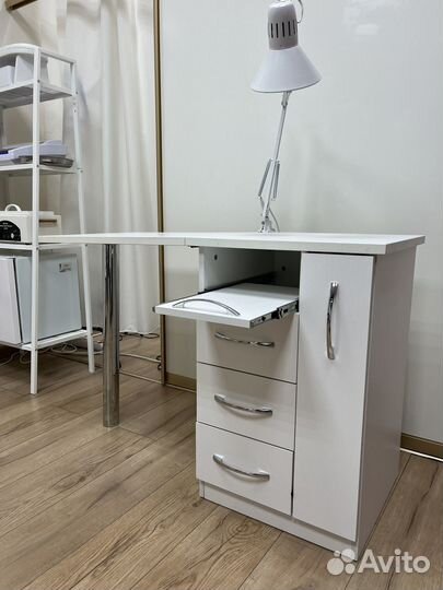 Маникюрный стол