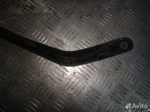 Поводок стеклоочистителя Auris (07-12) зад б/у