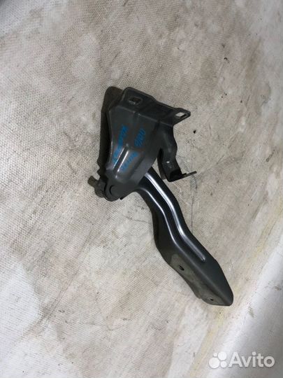 Петля замка капота передняя левая Nissan Qashqai