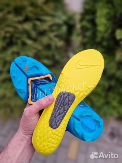 Футбольные бутсы Nike