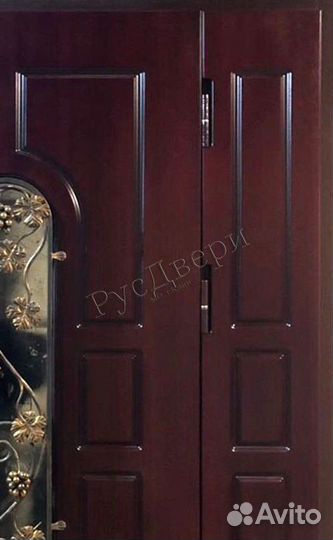 Металлическая парадная дверь с ковкой и стеклом