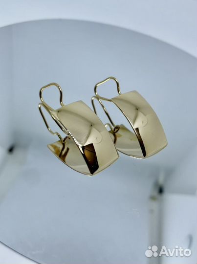 Золотые серьги 4.78 гр