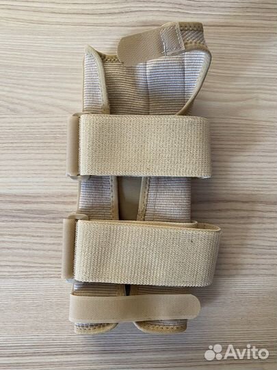 Бандаж на лучезапястный сустав левый