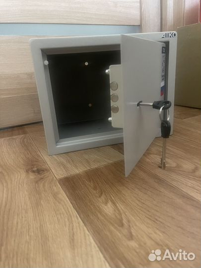 Сейф металлический