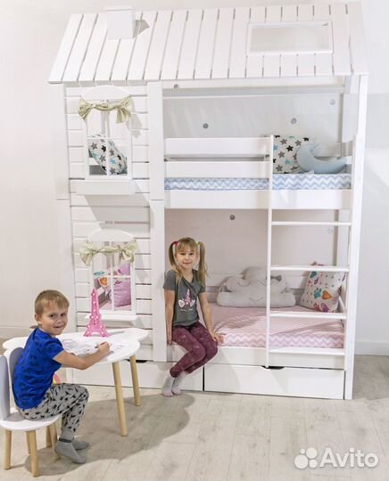 Двухъярусная кровать с крышей
