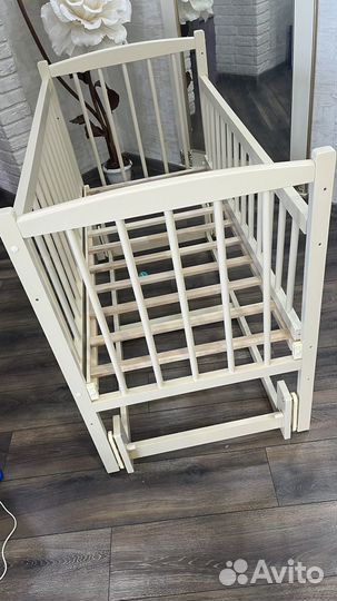 Детская кроватка с продольным маятником
