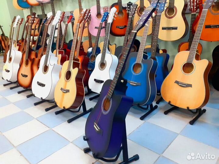 Гитара новая в комплекте с чехлом и стойкой