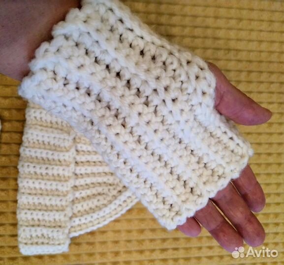 Вязаная шапка бини с митенками