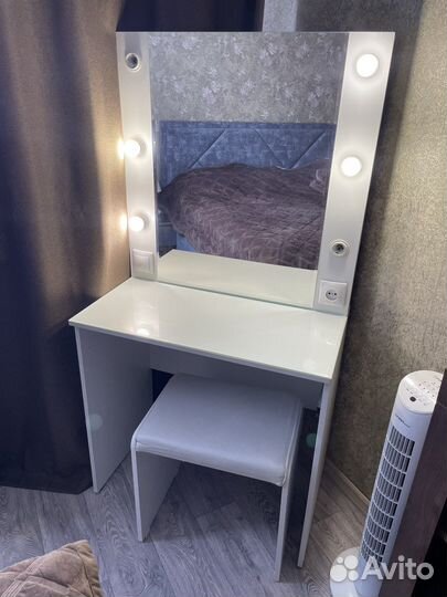 Туалетный столик с зеркалом и подсветкой