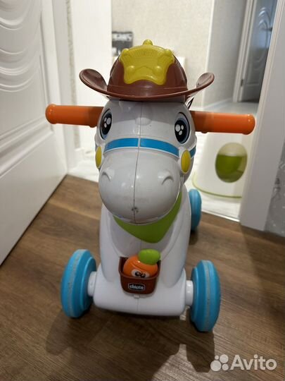 Логадь качалка на косесиках chicco baby rodeo