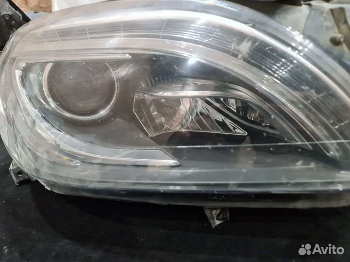 Фара правая Mercedes W166 -следы ремонта