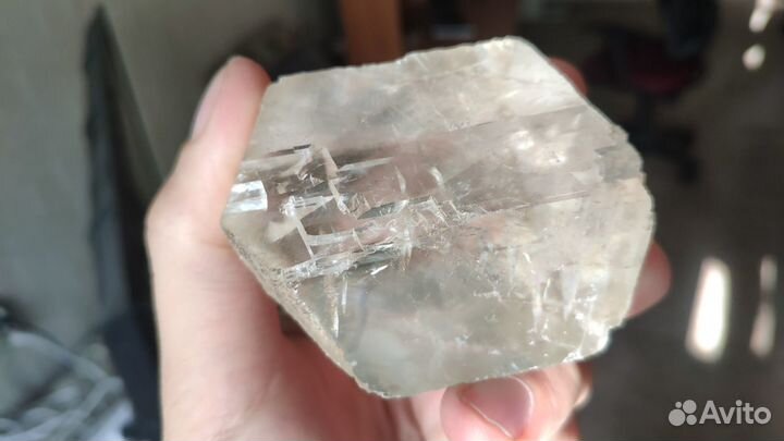 Минерал. Оптический кальцит желтый