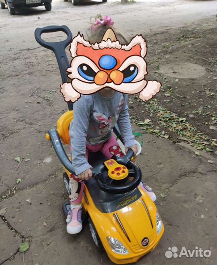 Машинка каталка с родительской ручкой