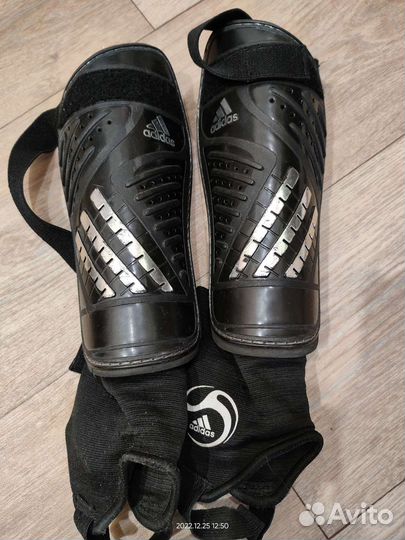 Обувь и футбольные щитки