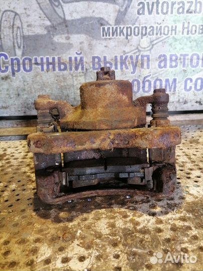 Суппорт передний левый Nissan Tiida