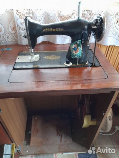 Подольская ножная швейная машинка с тумбой СССР