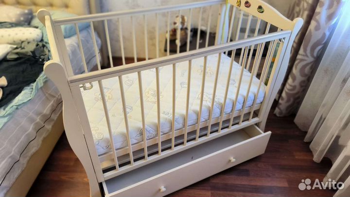 Детская кроватка с маятником и ящиком