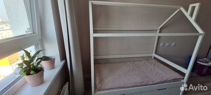 Детская кроватка домик