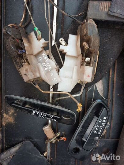 Замок двери Тойота карина е 1996г