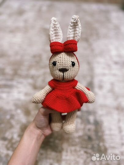 Вязанная игрушка зайка