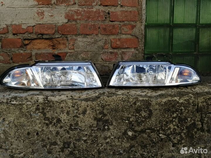 Фары Mitsubishi Carisma 1999г
