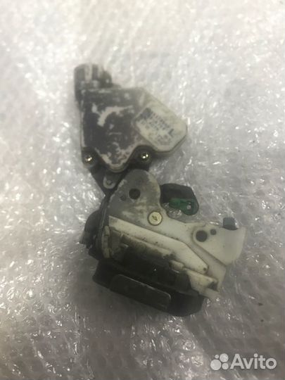 Замок двери задний левый Nissan Cefiro A32 VQ30DE