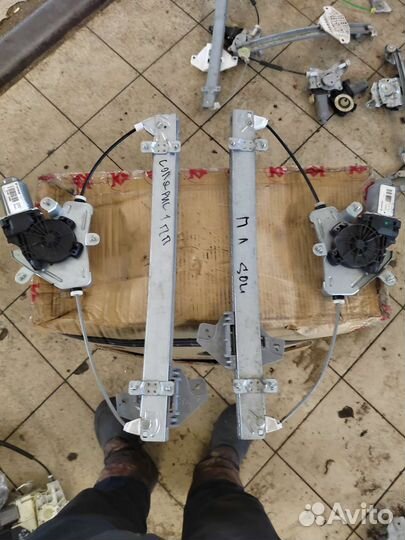 Стеклоподъёмник передний Solaris 1