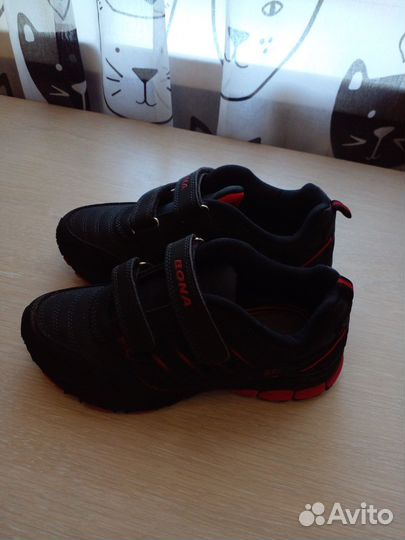 Кроссовки женские