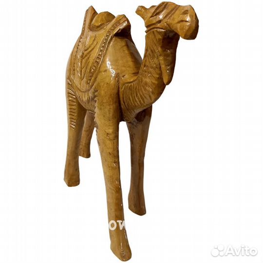 Сувенирный резной деревянный верблюд