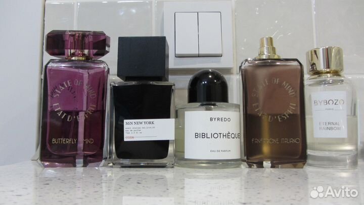 Пять флаконов от парфюма