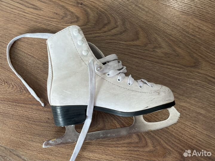 Коньки фигурные женские