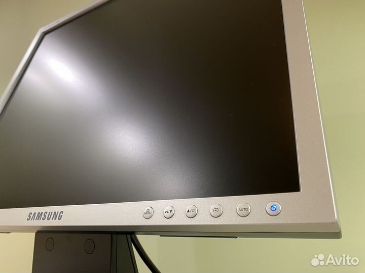 Монитор Samsung SyncMaster 940N
