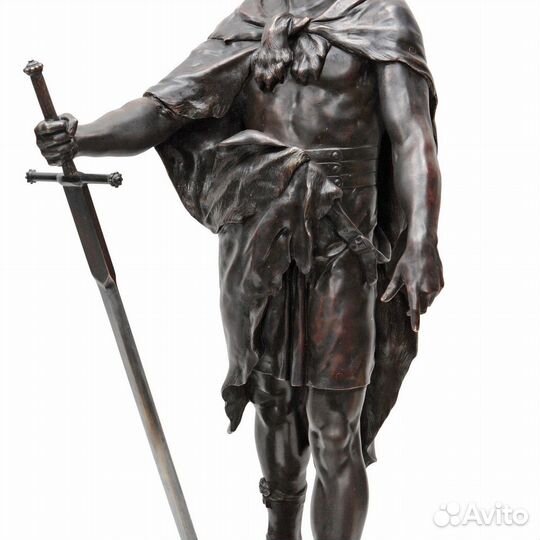 Антикварная скульптурная композиция воина с мечем