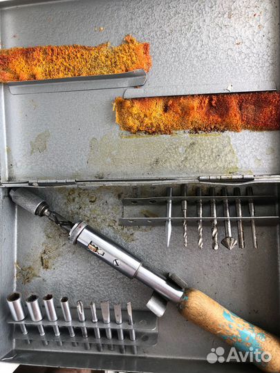 Отвертка самовращающаяся с набором бит