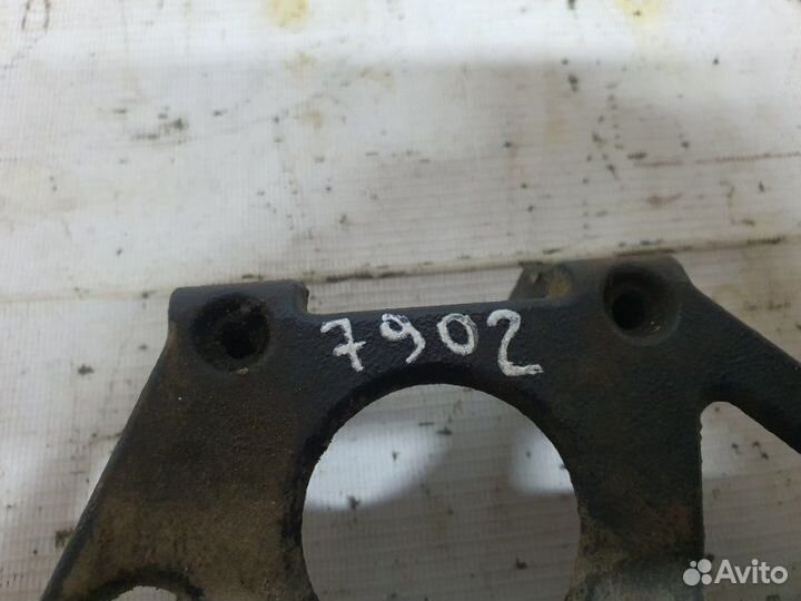 Кронштейн компрессора кондиционера Kia Spectra