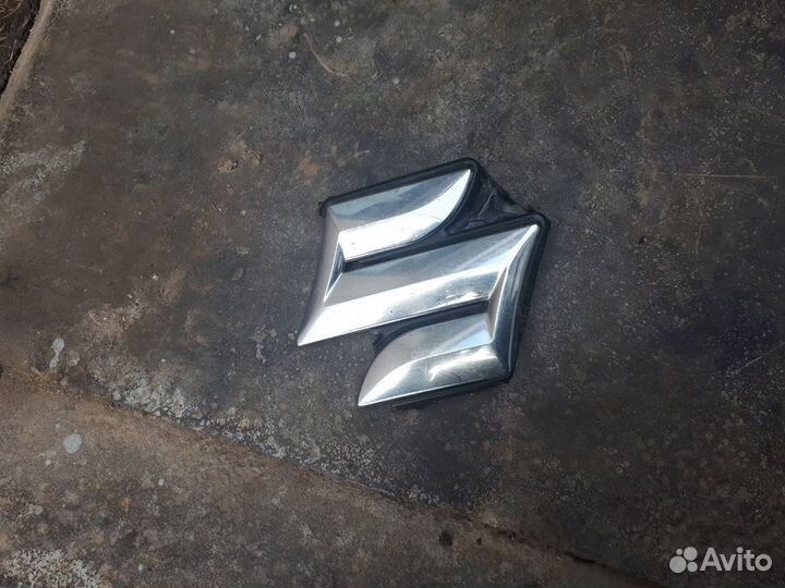 Эмблема решётки радиатора Suzuki SX4