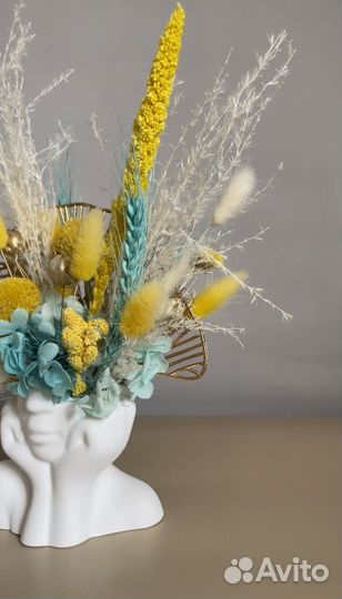 Интерьерная композиция в гипсовой вазе девушка