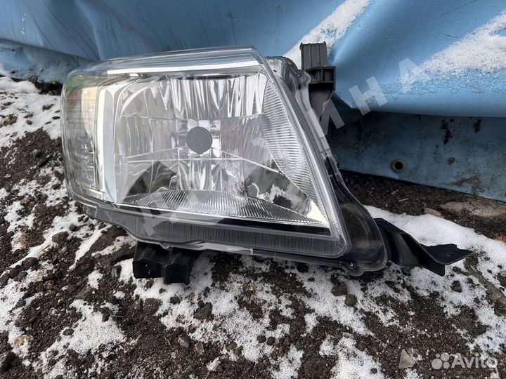 Фара правая Toyota Hilux 7 2006-2015