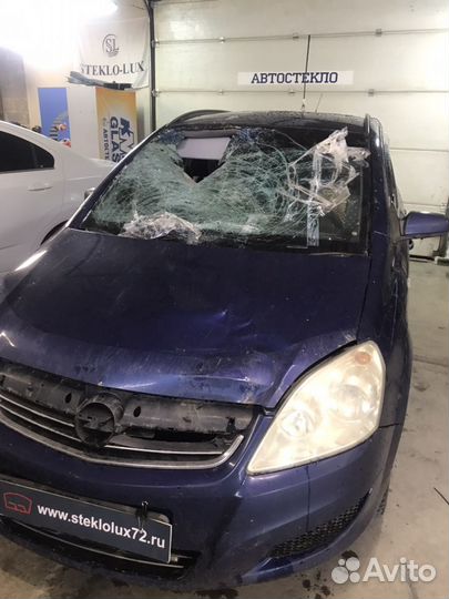 Лобовое стекло Opel Zafira B