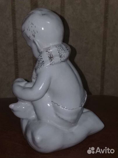 Статуэтка,Мальчик на подушке''