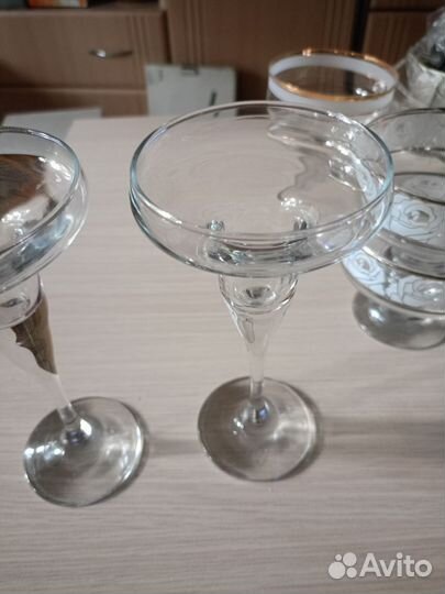 Два подсвечника на длинной ножке